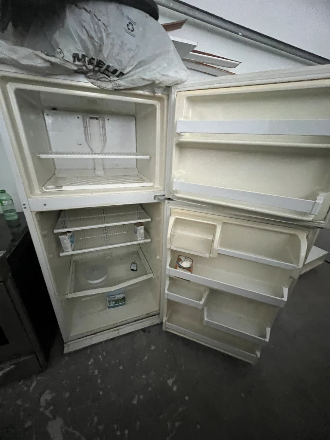 White Roper Refrigerator - photo 2