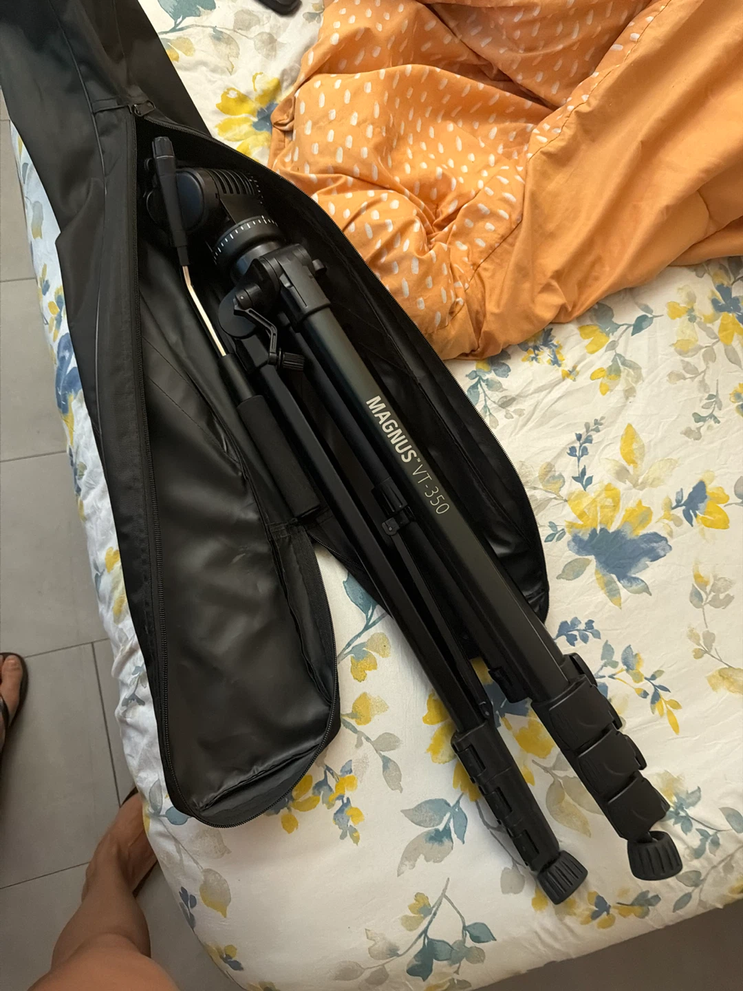 Magnus VT-350 Tripod with Carrying Case - photo 3