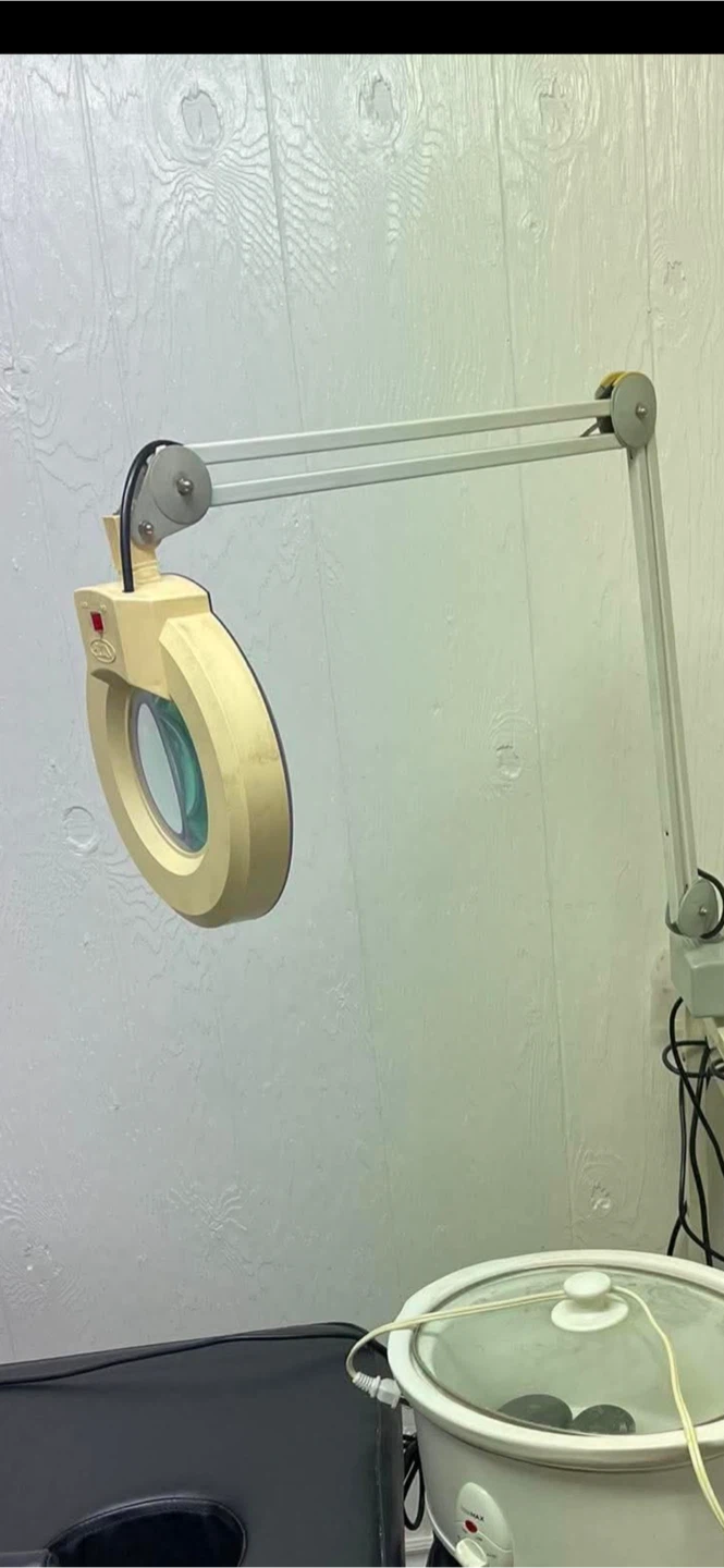 Magnifying Lamp with Adjustable Arm