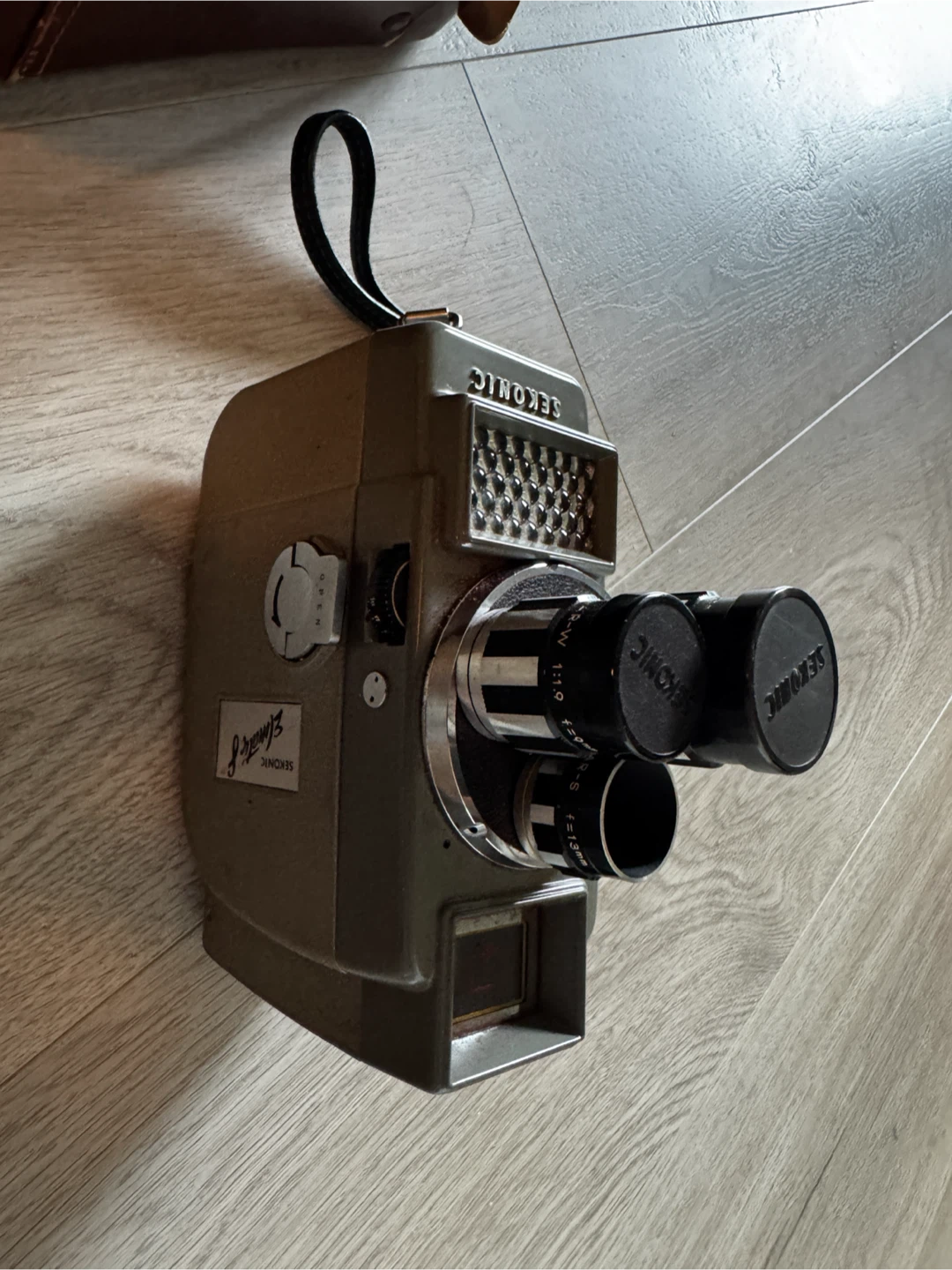 Sekonic 8mm Movie Camera with Resonar-T Lens - photo 3
