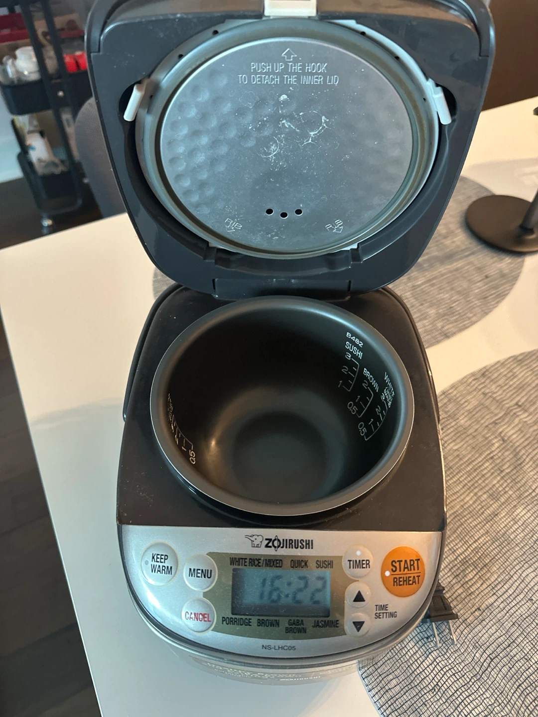 Zojirushi NS-LHC05 Rice Cooker - photo 2