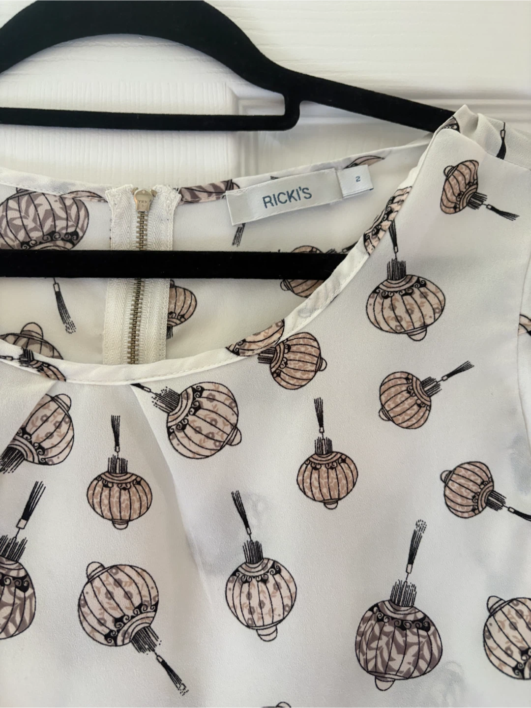 Ricki's Women's Sleeveless Lantern Print Blouse - Size 2 - photo 2