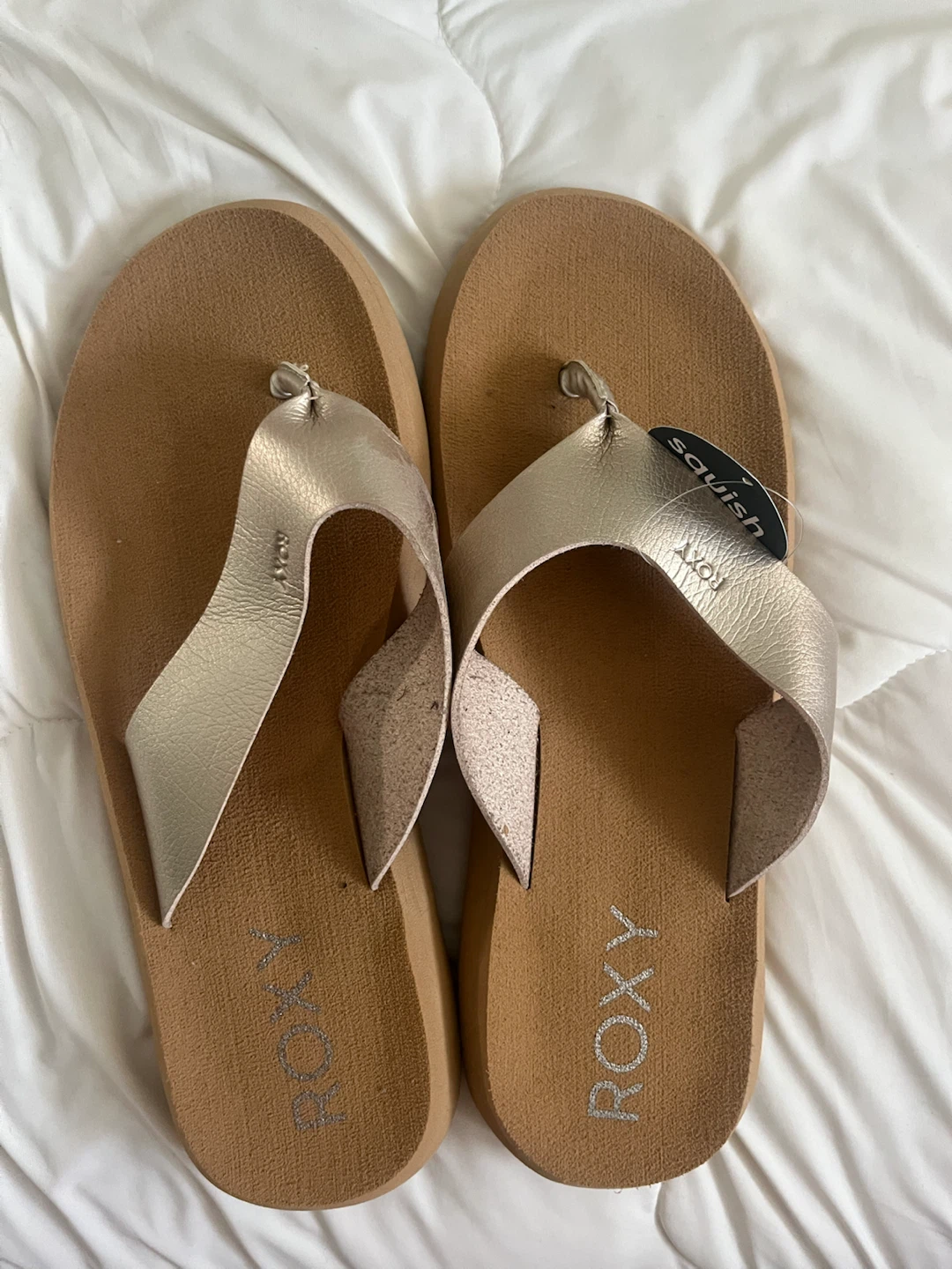 Roxy Flip Flops - Gold/Tan