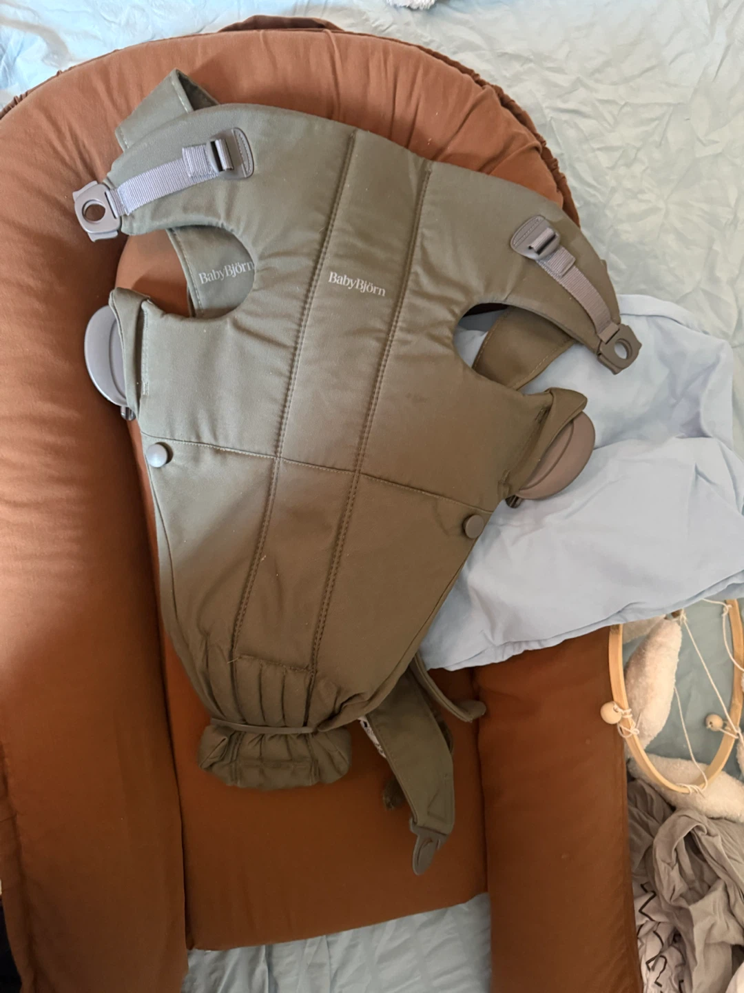 Baby swing bassinet chair and clothes - photo 3