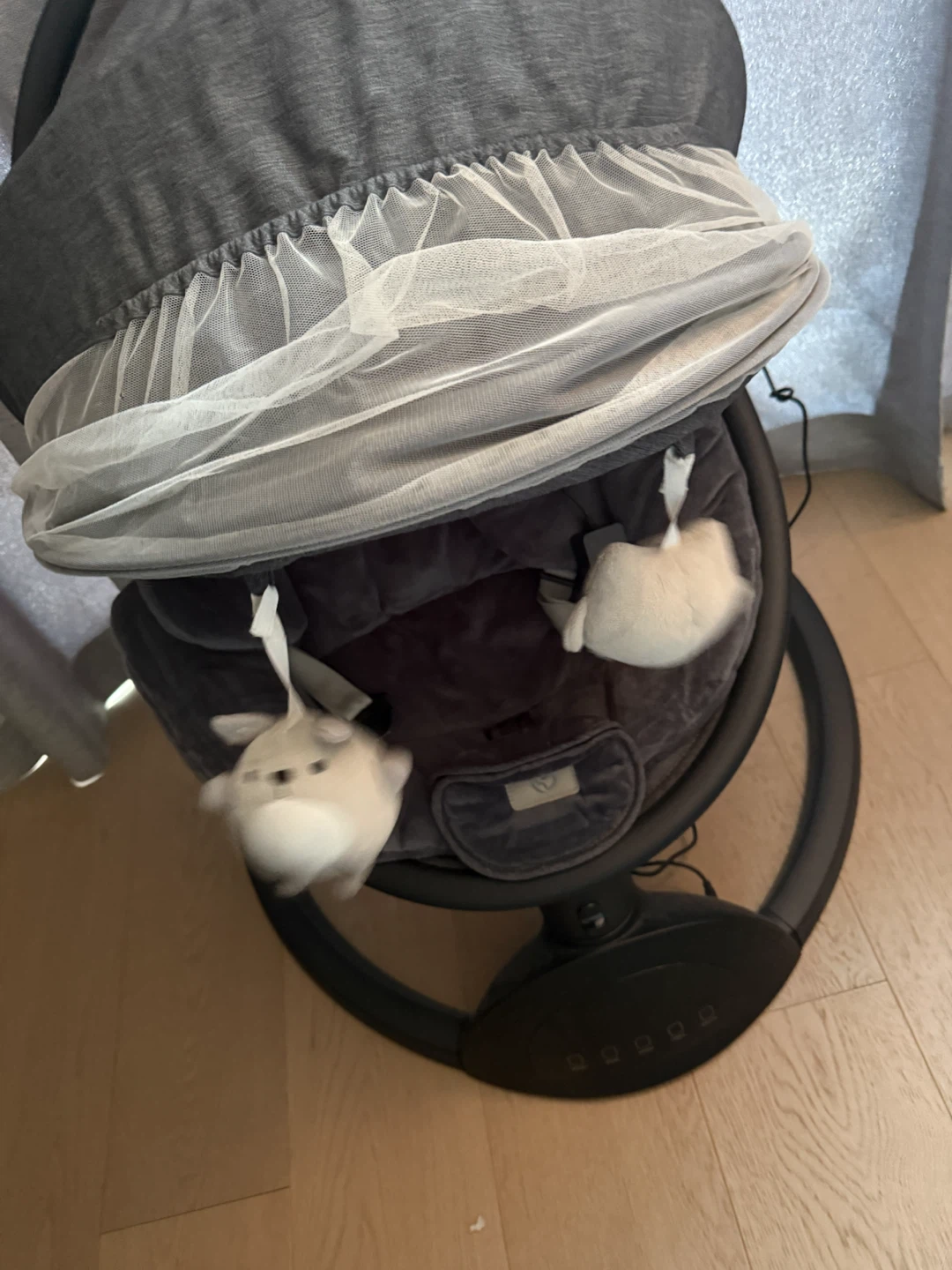 Baby swing bassinet chair and clothes - photo 4