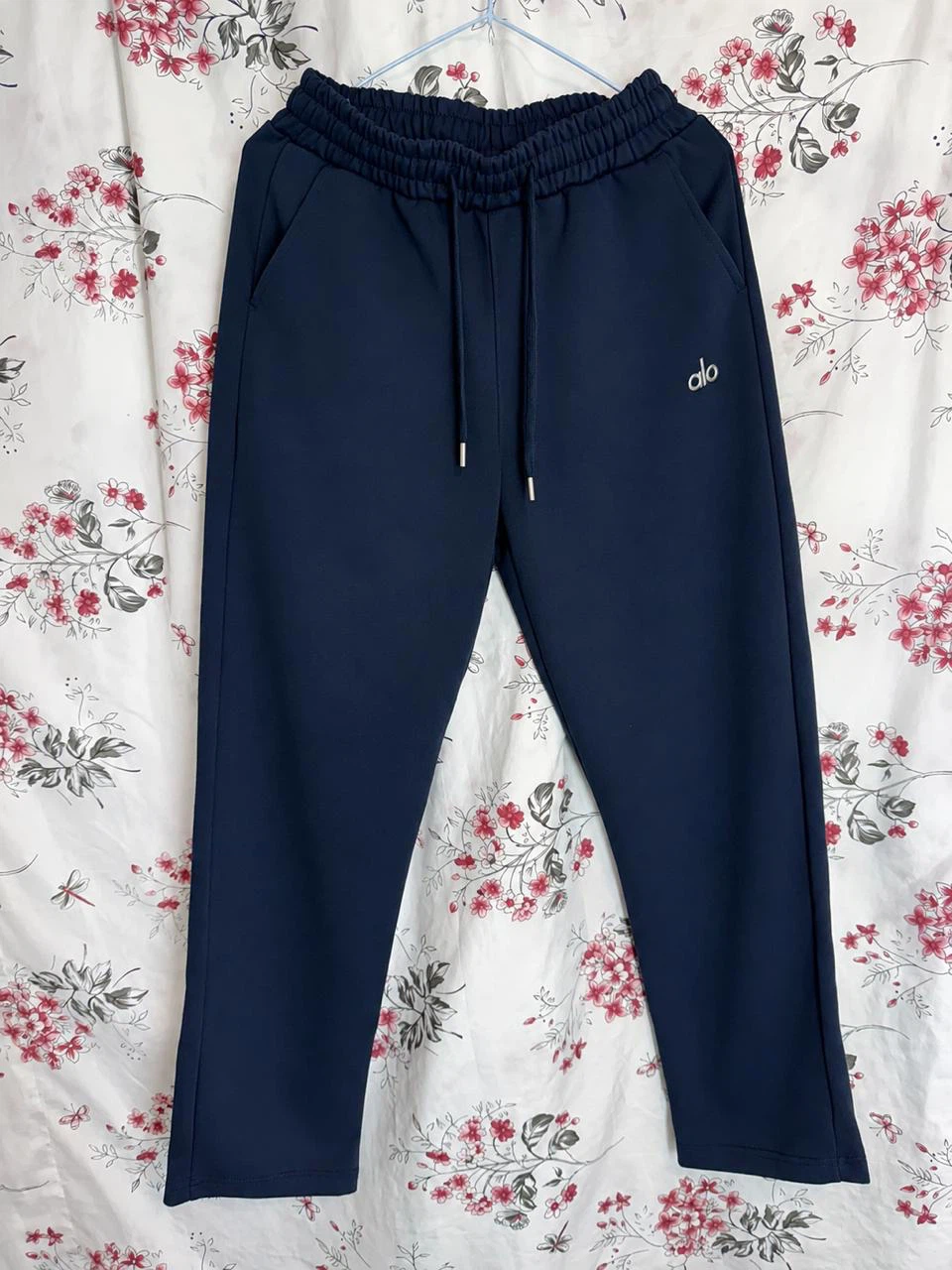 Alo Yoga Sweatpants | Size: Medium - photo 3