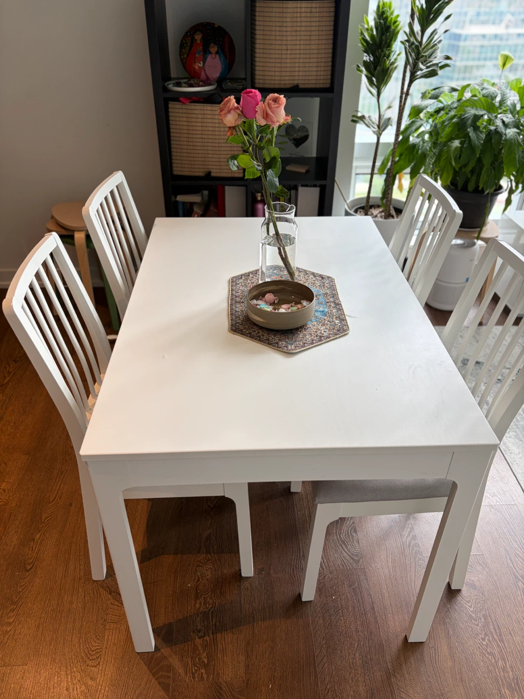 Expandable White Dinning table and chairs set