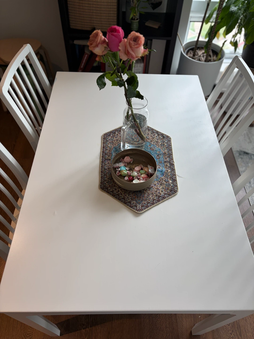 Expandable White Dinning table and chairs set - photo 3