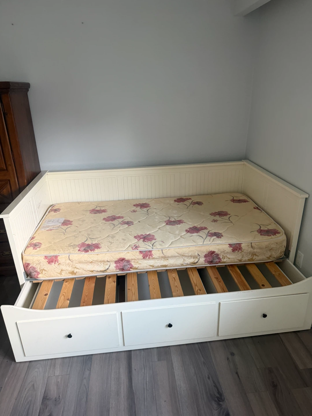 White Daybed with Storage Drawers and Mattress