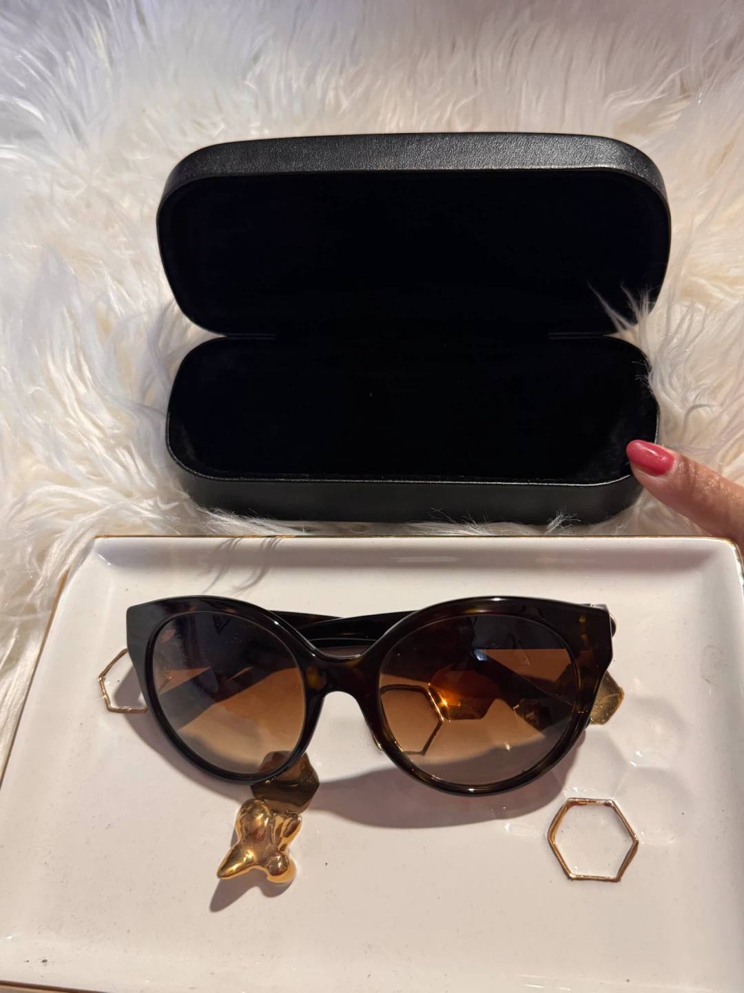 Tory Burch Tortoiseshell Sunglasses with Case - photo 5