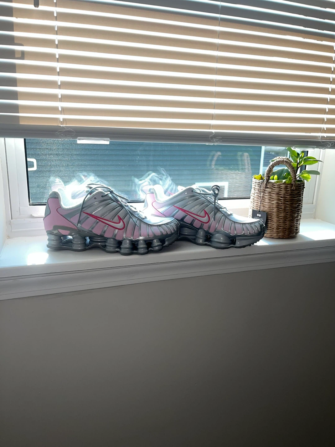 size 9 men (nike shox tl pink foam)  (women 10.5) - photo 4
