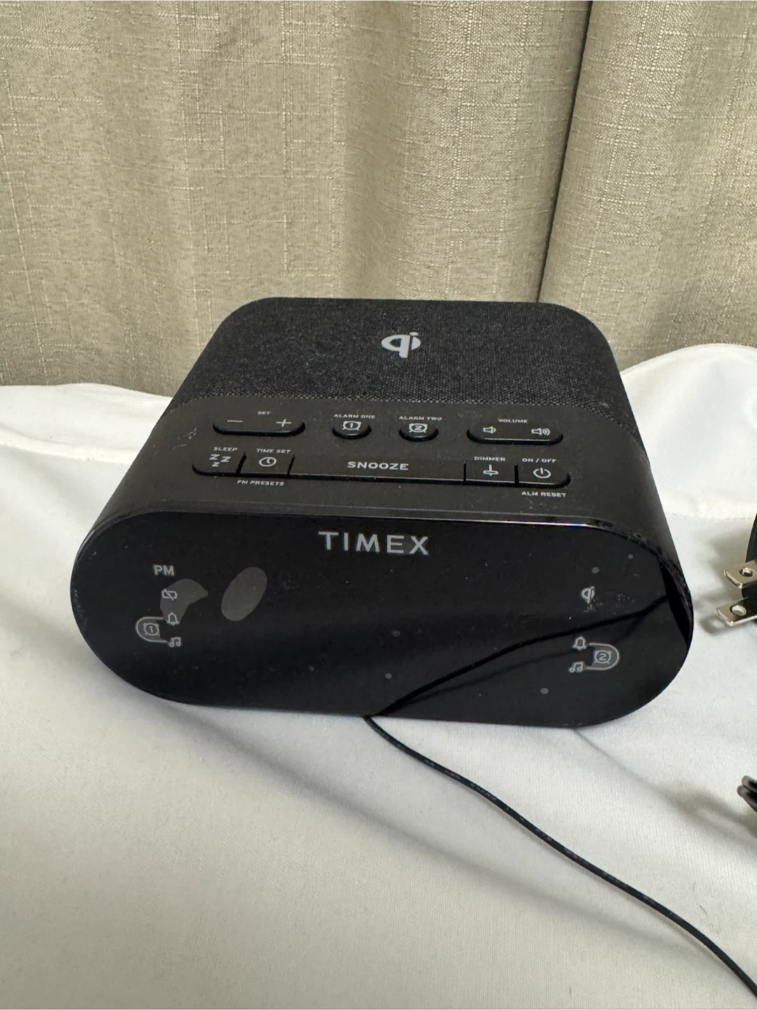 Timex Dual Alarm Clock Radio with USB + Wireless Charging - photo 3