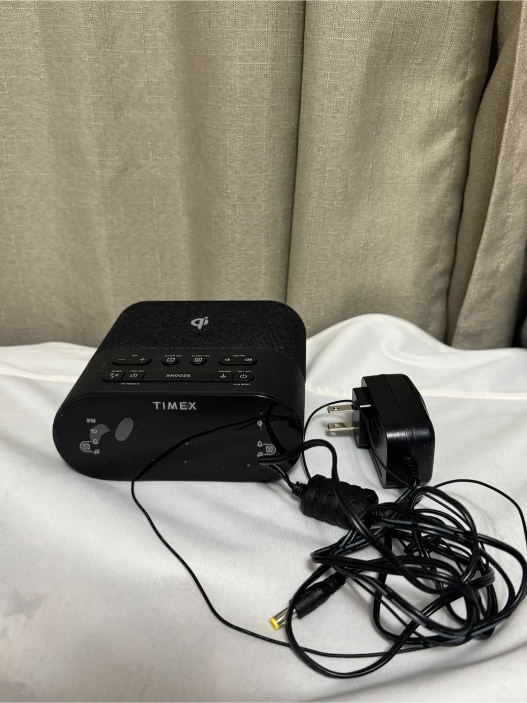 Timex Dual Alarm Clock Radio with USB + Wireless Charging - photo 4
