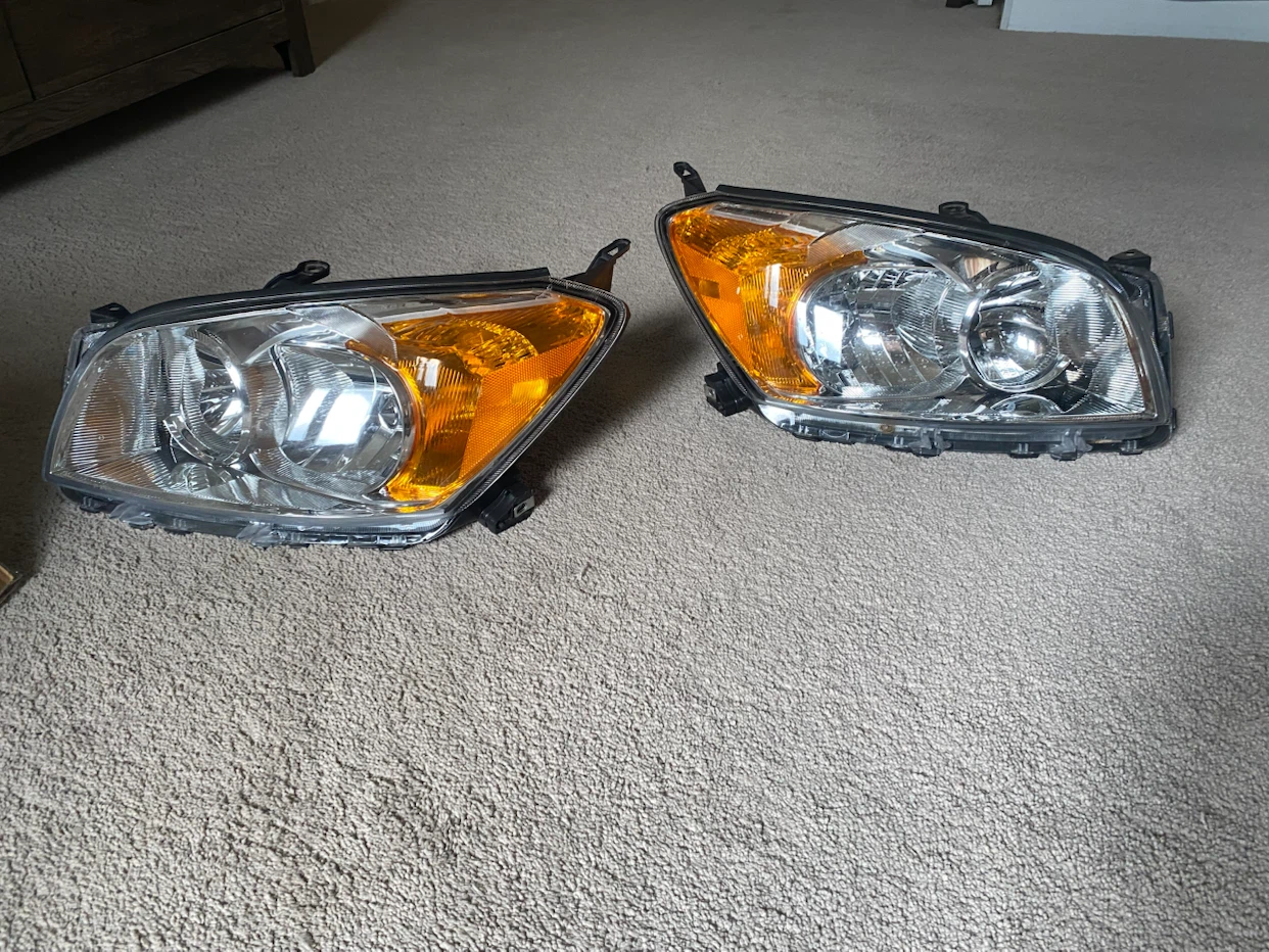 Toyota RAV4 Headlight Assembly (Passenger Side)