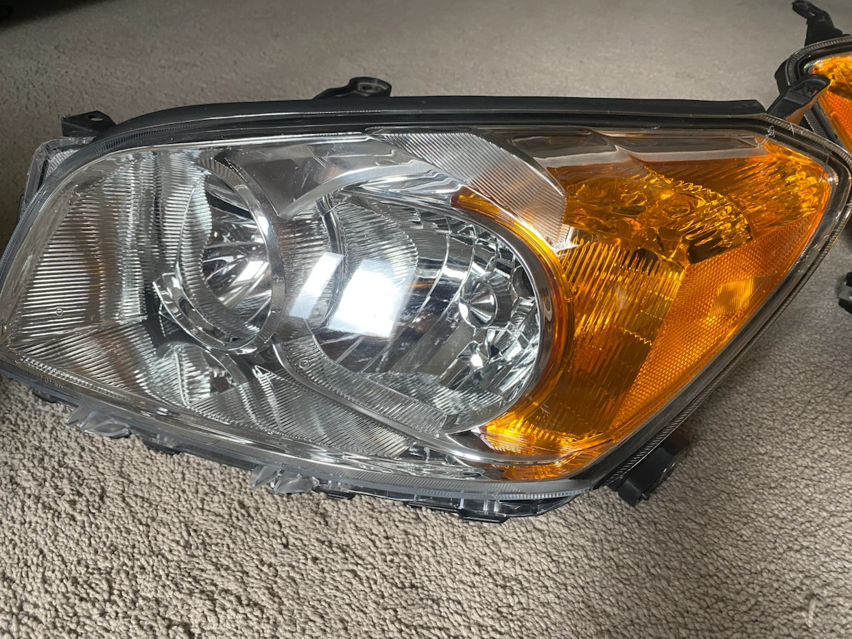 Toyota RAV4 Headlight Assembly (Passenger Side) - photo 2