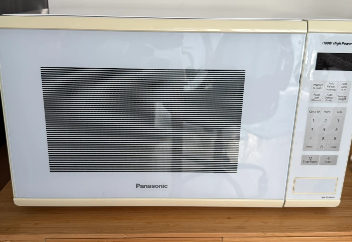 Panasonic 1100W Microwave – Excellent Condition – $55 OBO