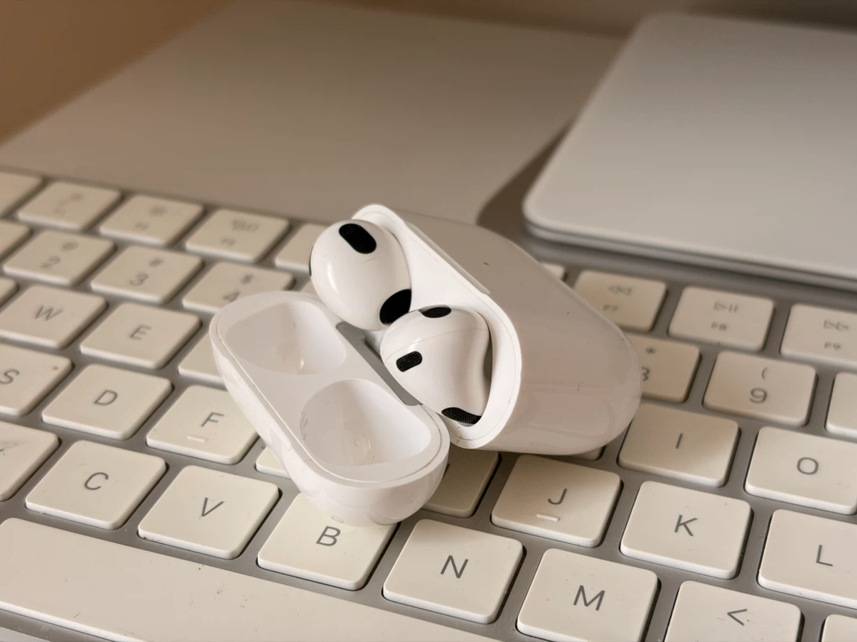 Apple AirPods (3rd generation) with MagSafe Charging Case - photo 2