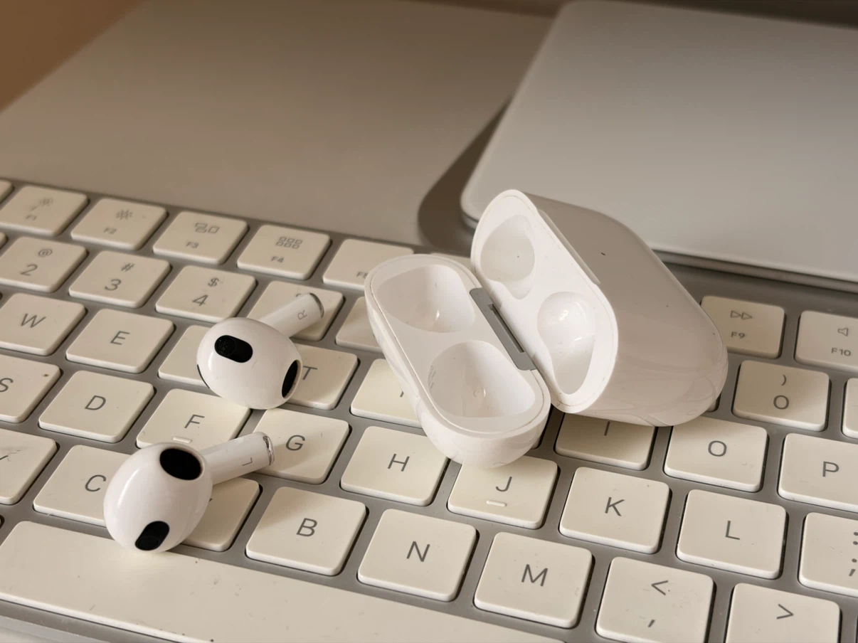 Apple AirPods (3rd generation) with MagSafe Charging Case - photo 3