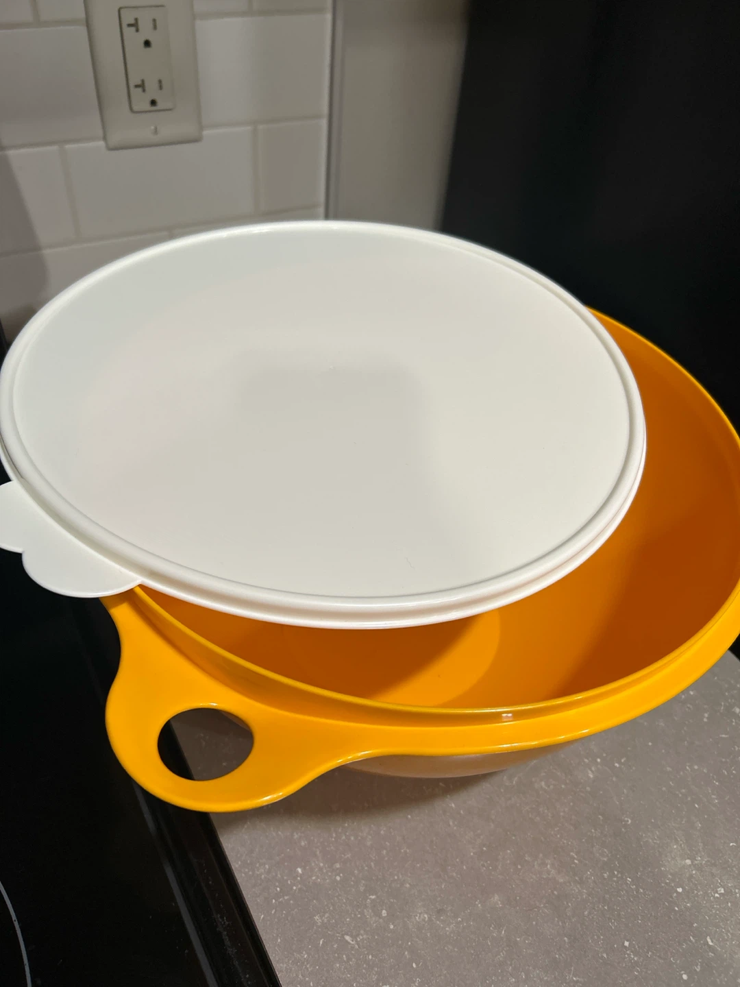 32 Cup  Tupperware Thatsa Bowl