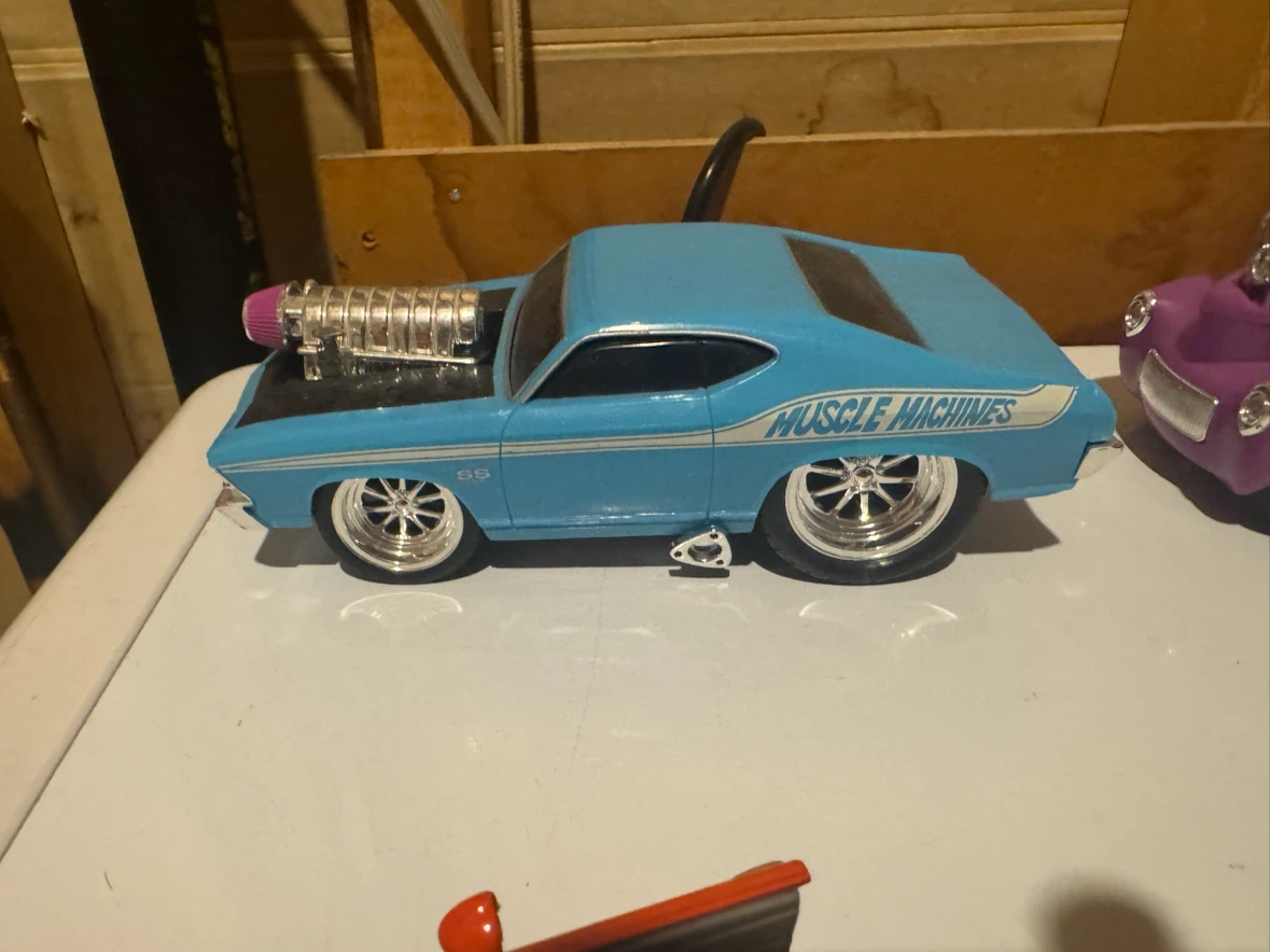 8 Diecast Cars. 1/24th scale. - photo 2