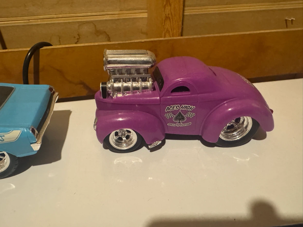 8 Diecast Cars. 1/24th scale. - photo 3