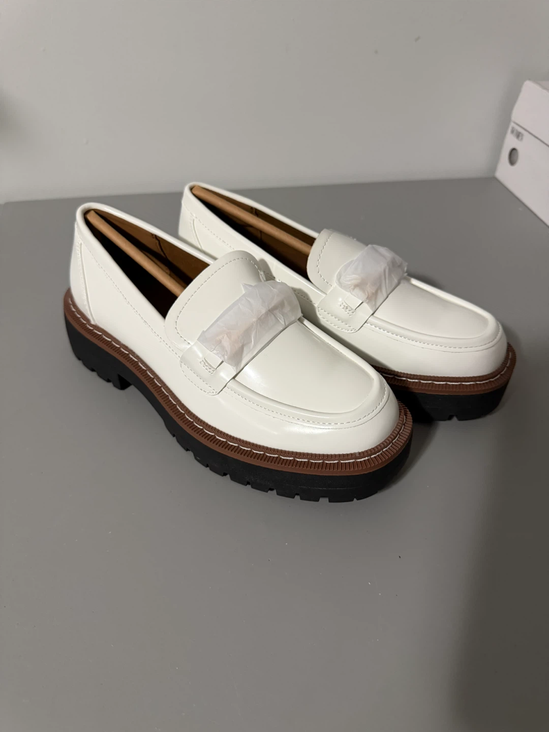 Dream Pairs White Loafers - Size 7