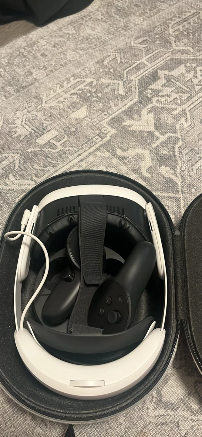 Oculus 3 with pro controllers and a case don’t use it anymore - photo 2