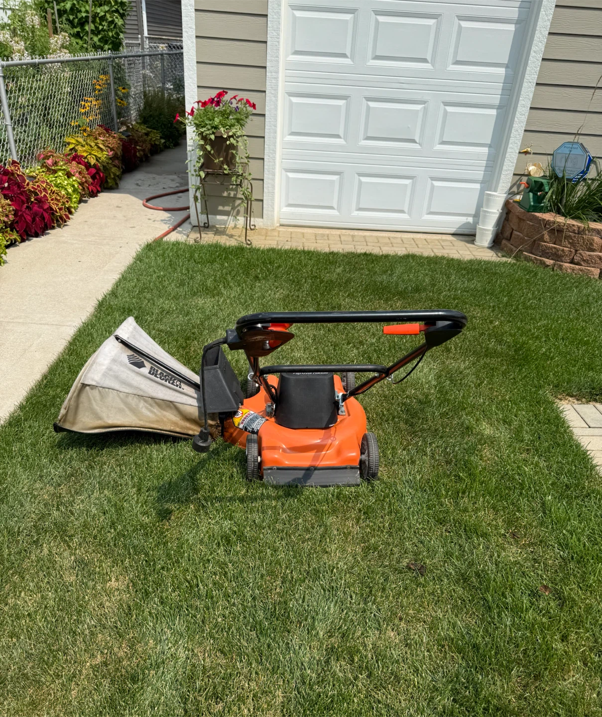 Flip over handle Electric Mower $75.00 or best offer. - photo 2