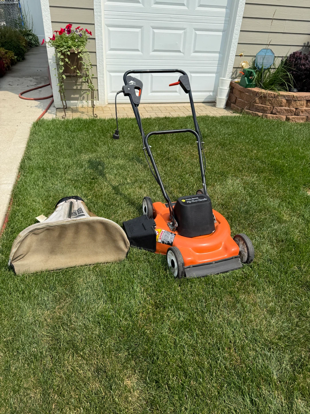 Flip over handle Electric Mower $75.00 or best offer. - photo 5