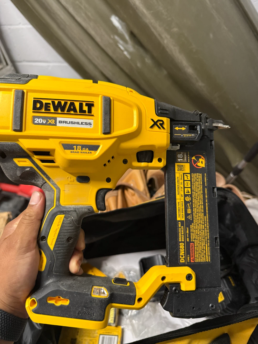 DeWalt 20V MAX XR Brushless 18 GA Brad Nailer DCN680 - photo 2