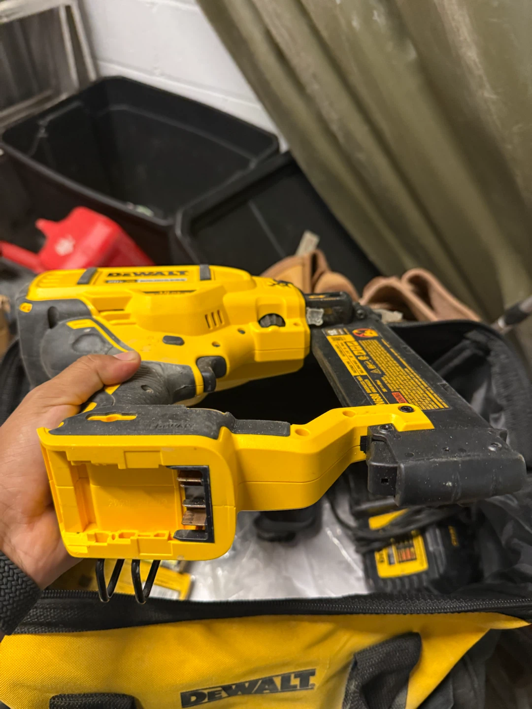 DeWalt 20V MAX XR Brushless 18 GA Brad Nailer DCN680 - photo 3