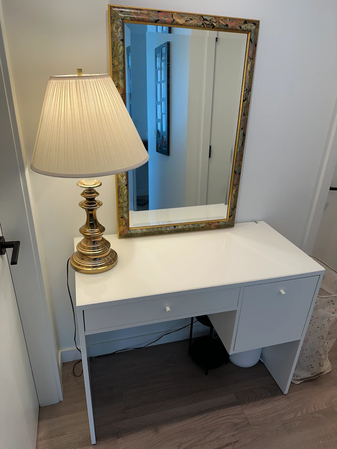 Vanity setup - excellent condition