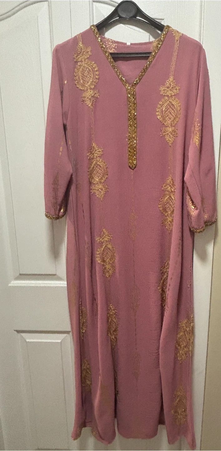 Pink abaya dress with gold embroidery - photo 3