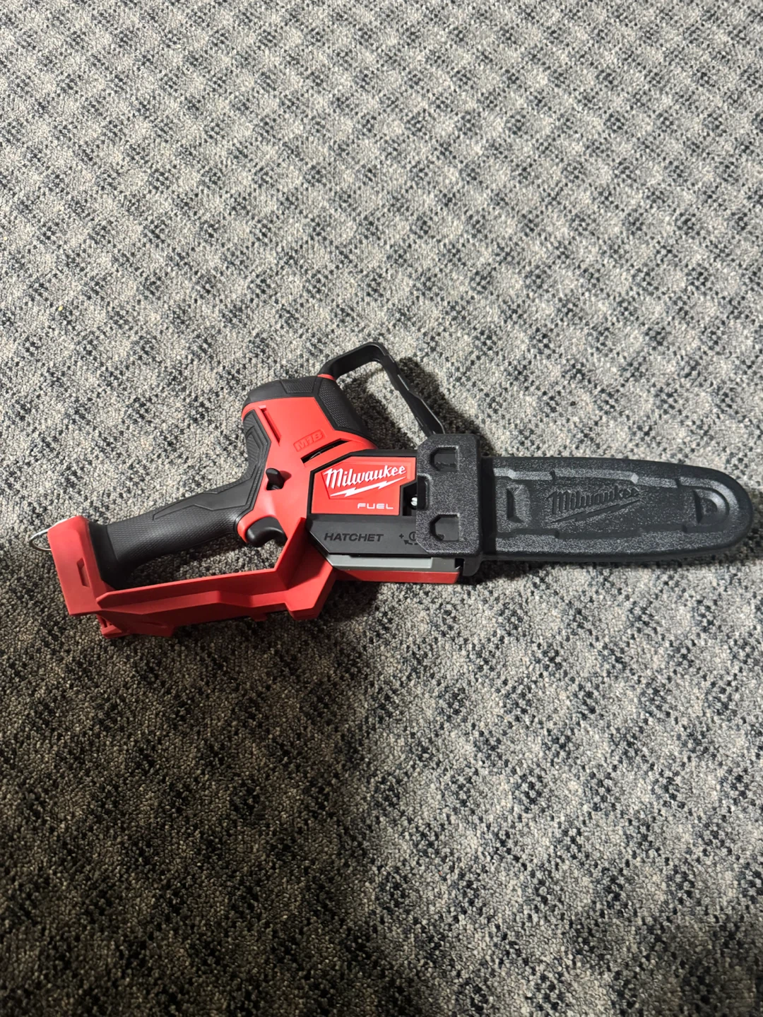 Milwaukee M18 FUEL 8 in. Cordless Electric Chainsaw Hatchet - photo 2