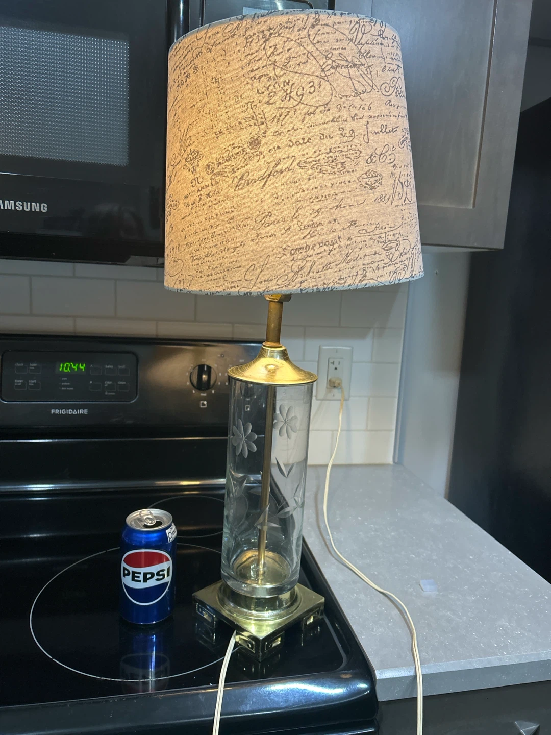 Vintage Table Lamp with Floral Etched Glass Base - photo 2
