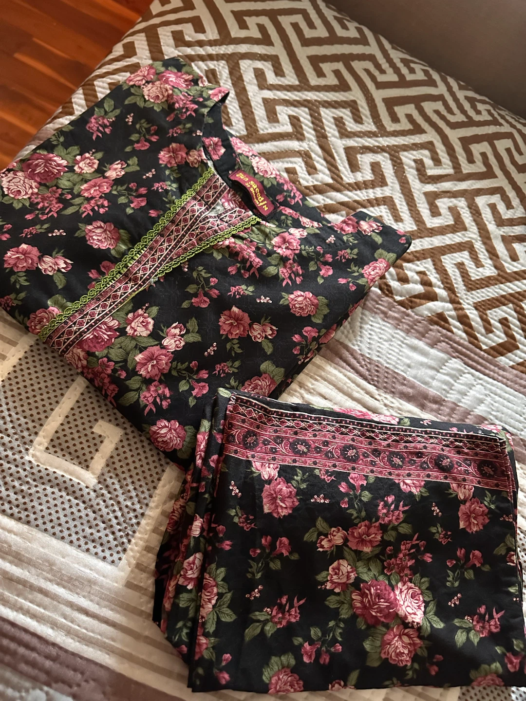 Beautiful green and black printed kurta and pants set - photo 3