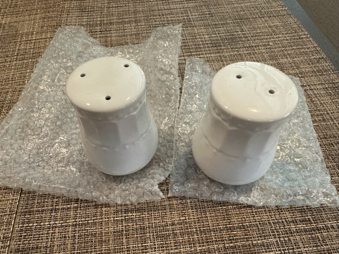 Ceramic Salt and Pepper Shakers Set - photo 2