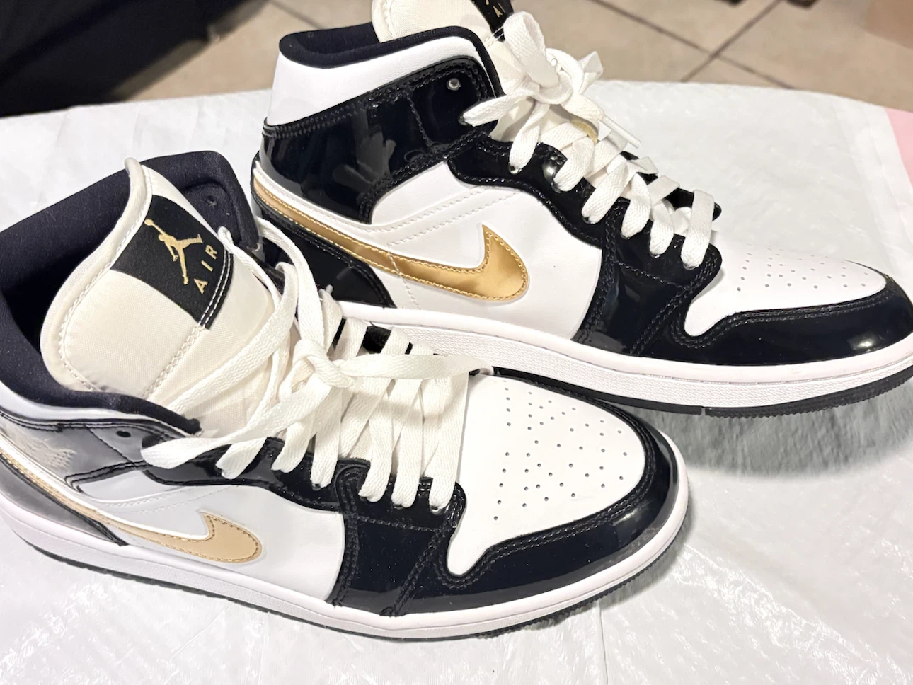Air Jordan 1 Mid SE Shoes - Black/Gold/White - photo 2