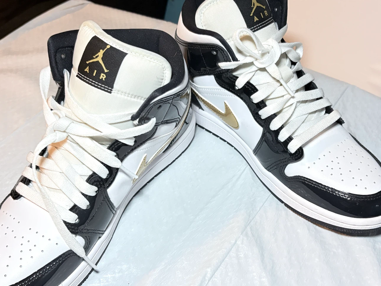 Air Jordan 1 Mid SE Shoes - Black/Gold/White - photo 4