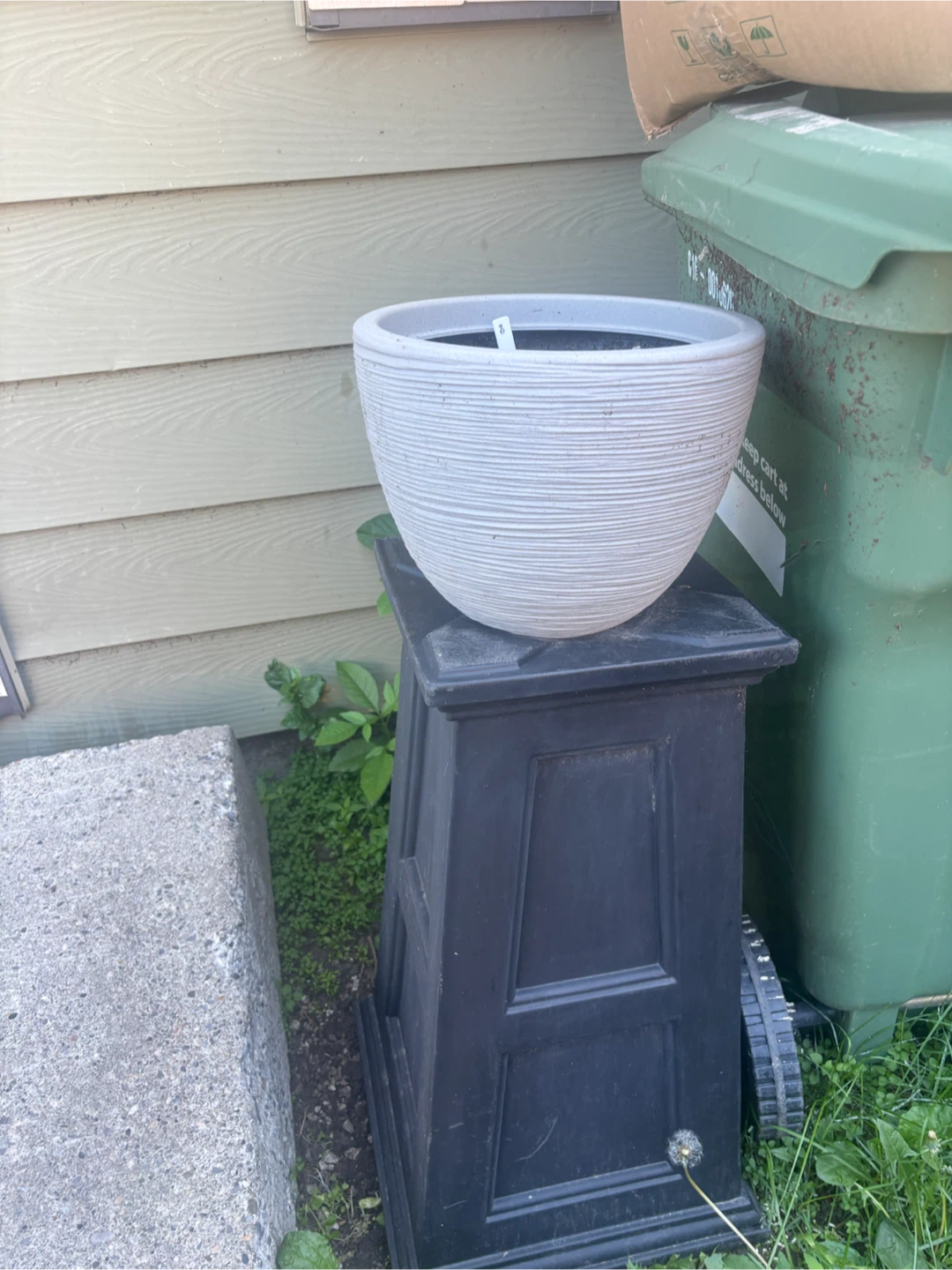 Textured Round Planter Pot with stands - photo 2