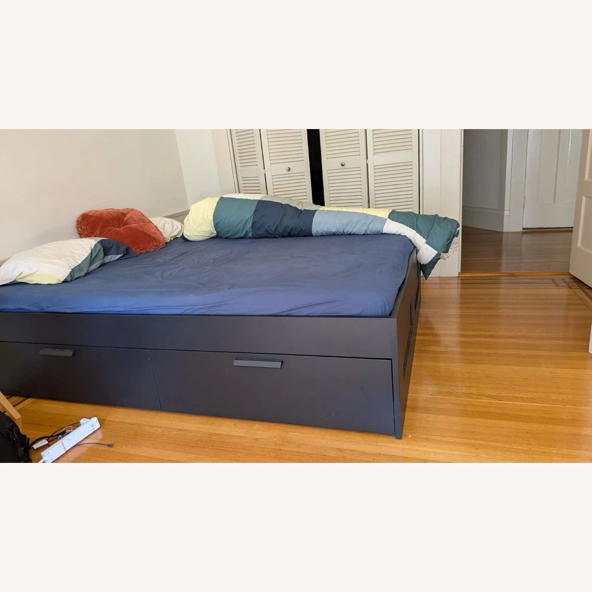 Like new Queen bed frame *4 drawers +Free delivery