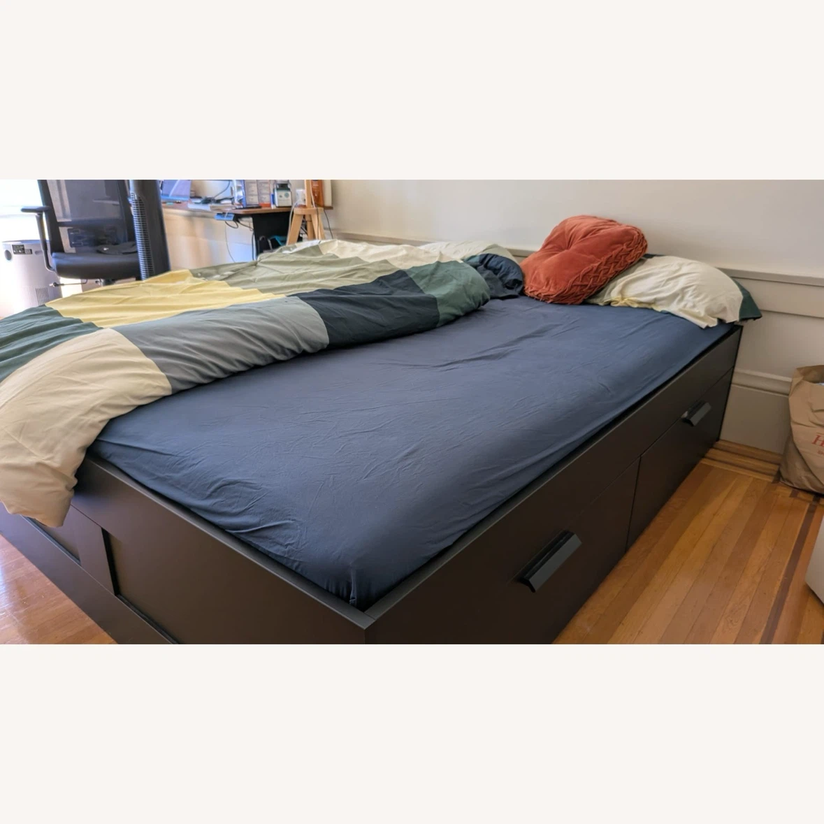 Like new Queen bed frame *4 drawers +Free delivery - photo 2