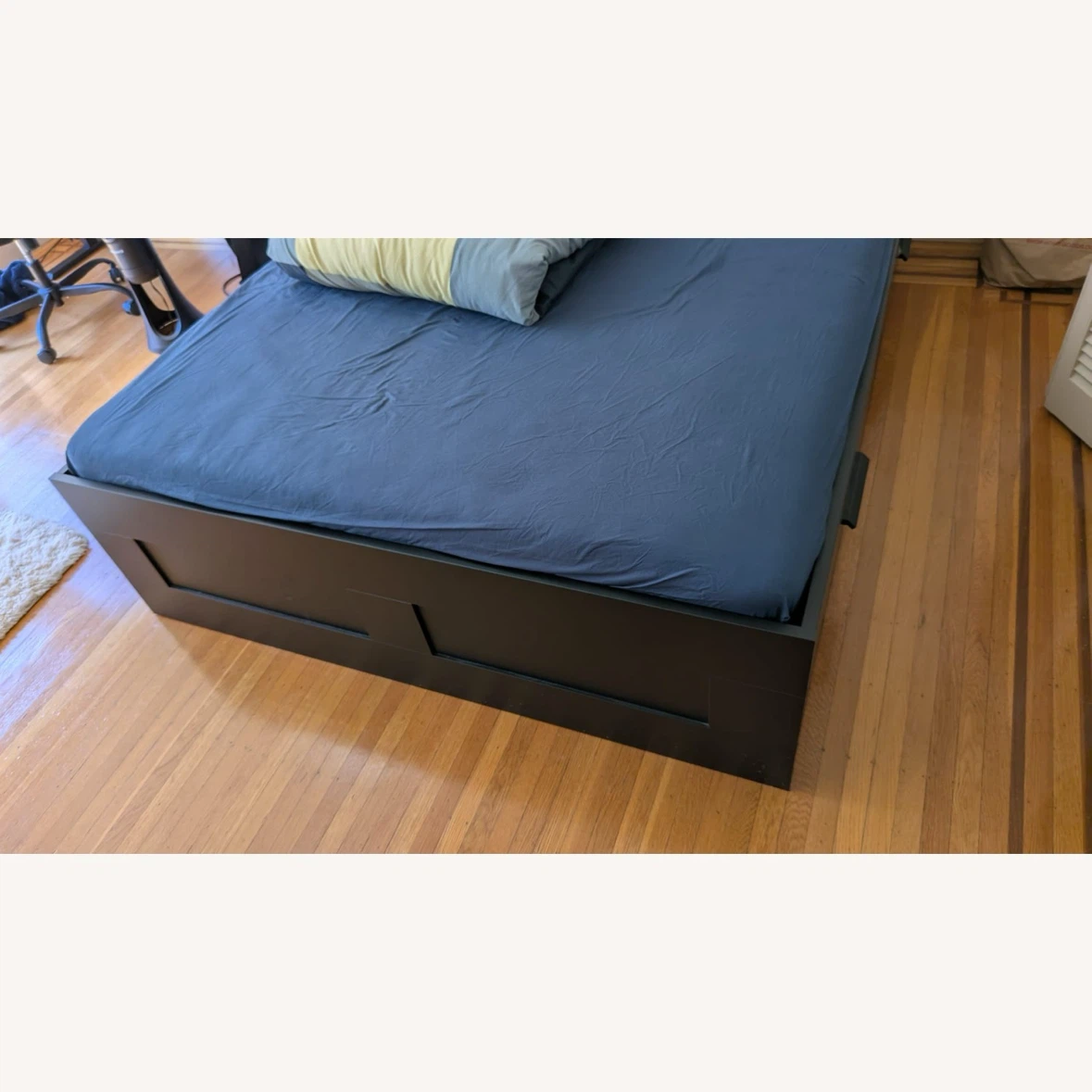 Like new Queen bed frame *4 drawers +Free delivery - photo 3