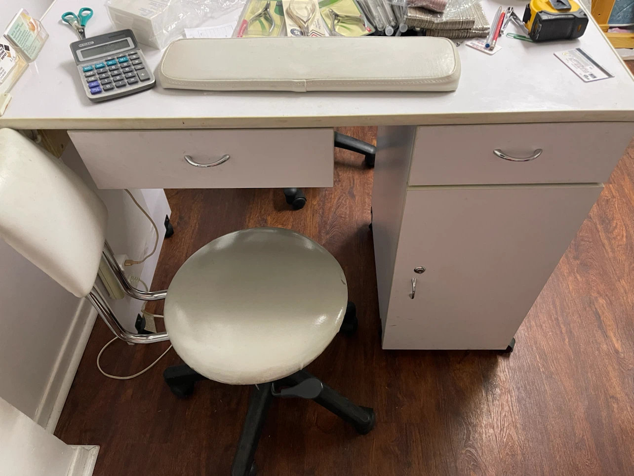 White Nail Desk with Rolling Stool and Accessories