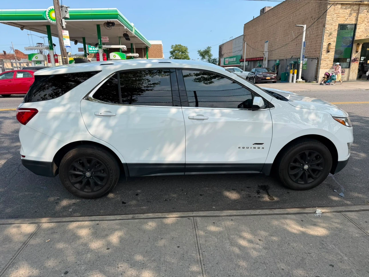 White Chevrolet Equinox SUV - photo 4