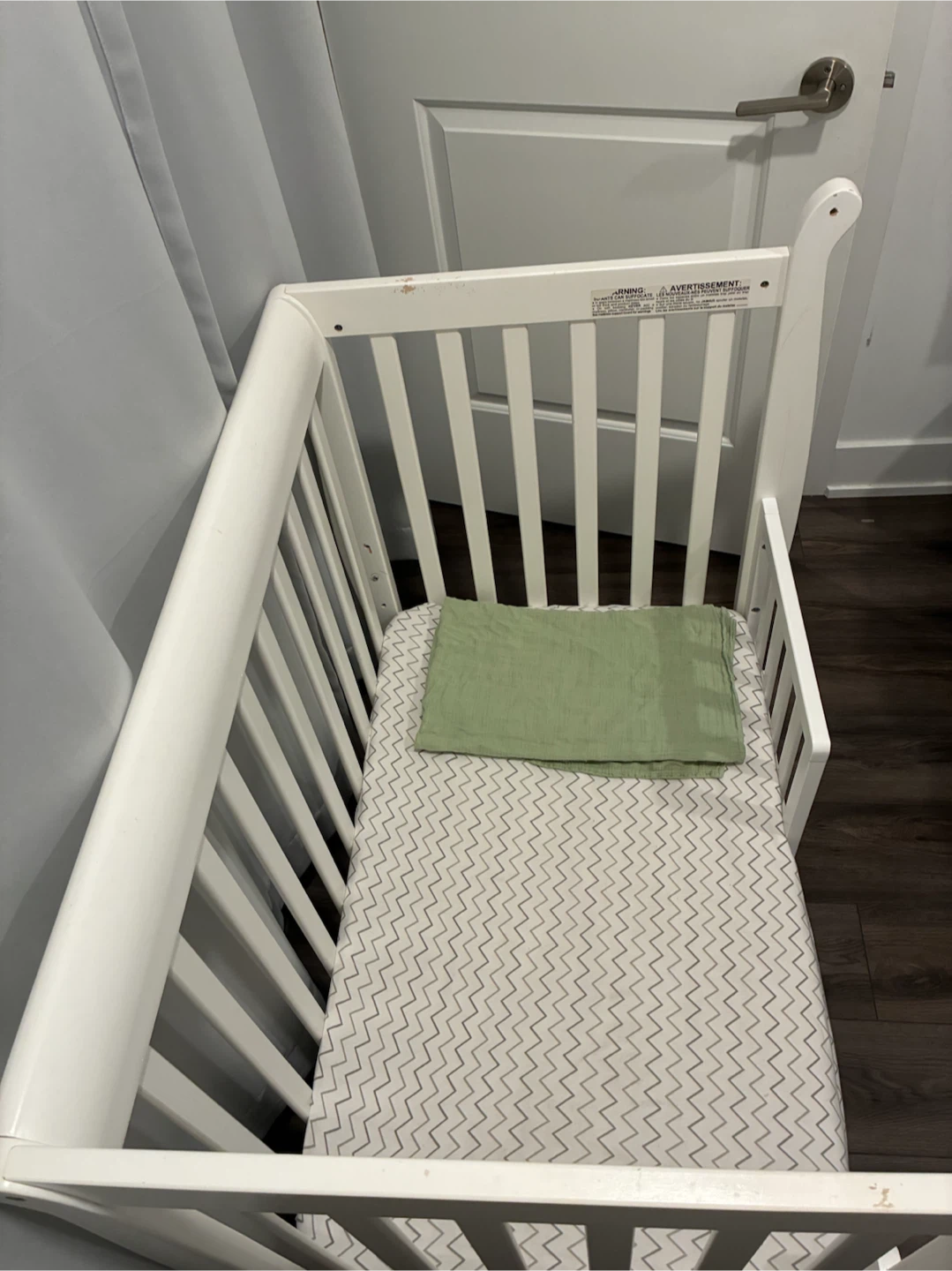 White Convertible Crib with Mattress - photo 3