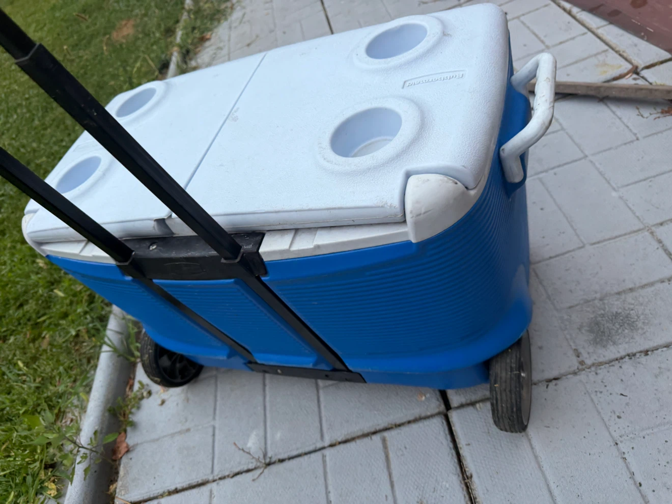 Rubbermaid Rolling Cooler with Wheels - photo 3