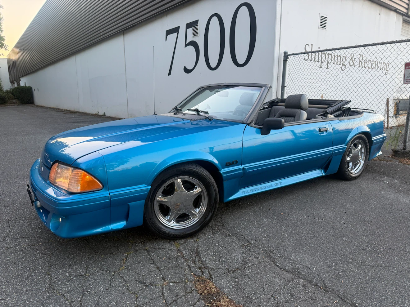 Blue Ford Mustang Convertible 1988 - photo 2