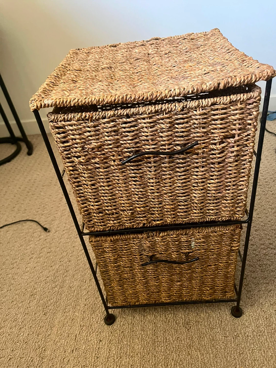 Wicker Basket Storage Organizer – Excellent Condition - photo 2