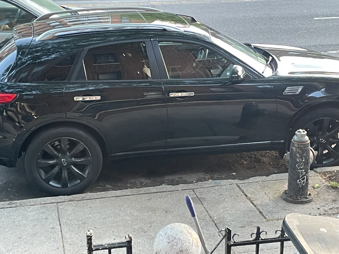Black Infiniti FX35